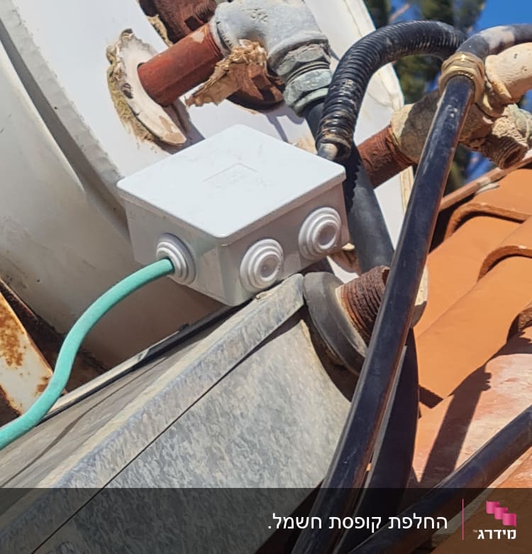 קופסת חיבורים חשמלית עם כבלים על גג